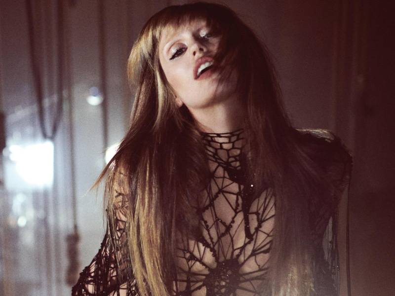 Miley Cyrus se ha lanzado de lleno a la experimentación, tanto musical como estética, con su nuevo álbum, 'Something Beautiful', lanzado este viernes, y que cuenta con una película musical que se estrenará el 6 de junio en el Festival de Tribeca.