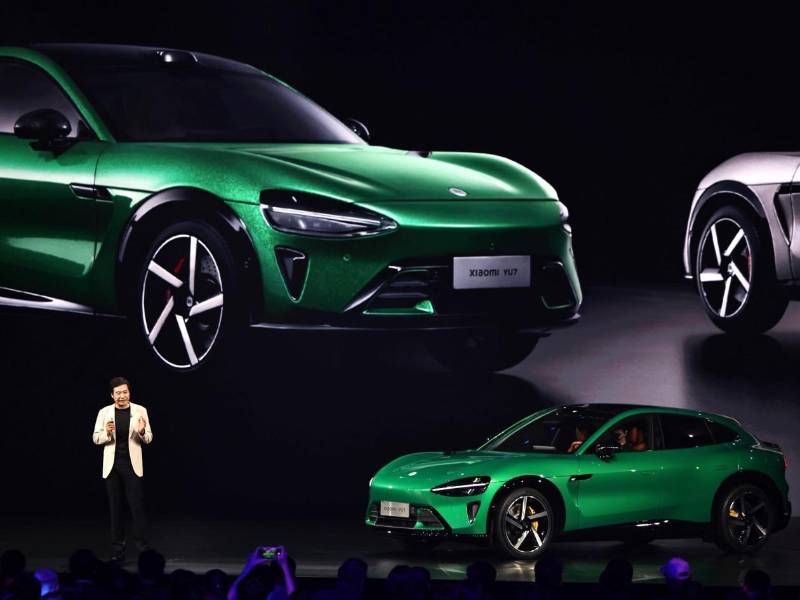 El fundador, presidente y consejero delegado del grupo Xiaomi, Lei Jun, presenta este jueves el primer todocamino (SUV) eléctrico de la compañía, el todocamino (SUV) YU7 en Pekín.