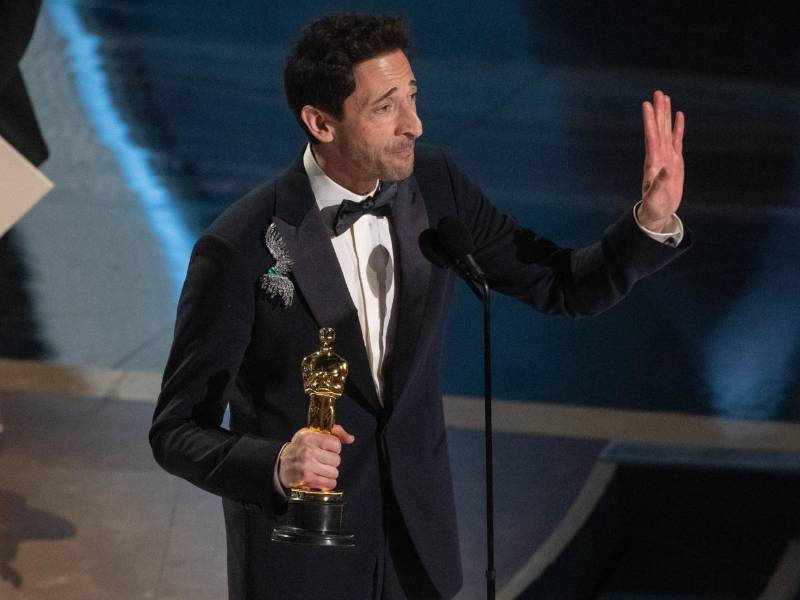 Adrien Brody acepta el Oscar a Mejor Actor Protagónico durante la transmisión en vivo de los 97 Premios Oscar en el Teatro Dolby de Ovation Hollywood el domingo 2 de marzo de 2025.