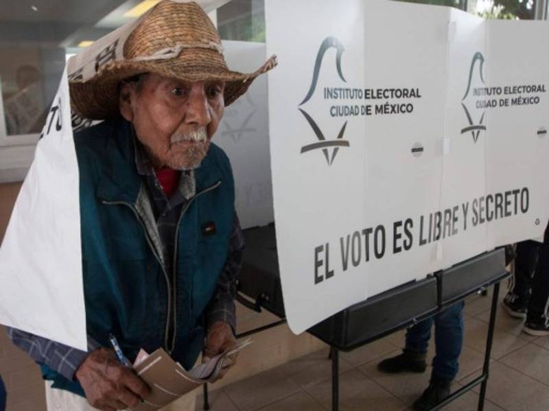 La votación transcurre hasta ahora en relativa calma tras una campaña marcada por el alto nivel violencia. AFP