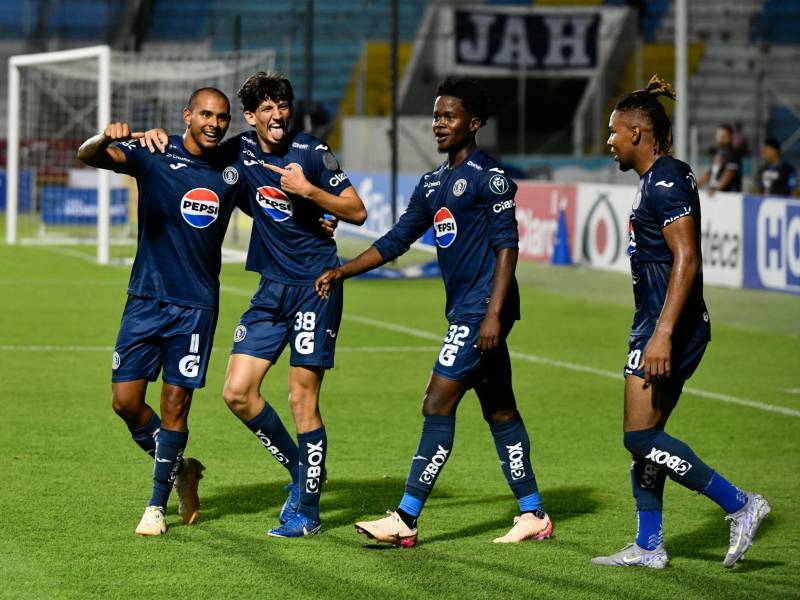 Plantel de Motagua celebrando la anotación de Diego Ledesma.