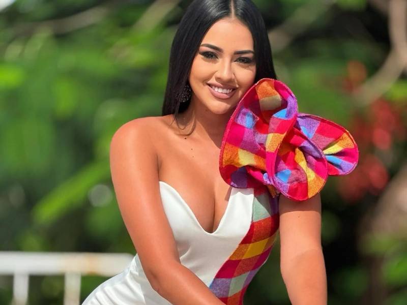 La conductora de televisión Kennia Mondragón se ha convertido en una de las más bellas en la celebración de los 204 años de la Independencia de Honduras.
