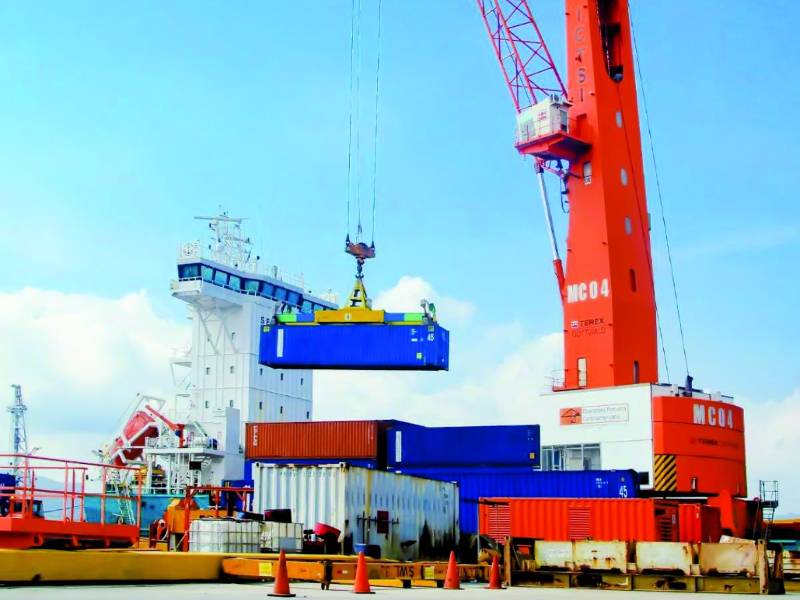 Las terminales portuarias, predios y también patios de contenedores están congestionados.