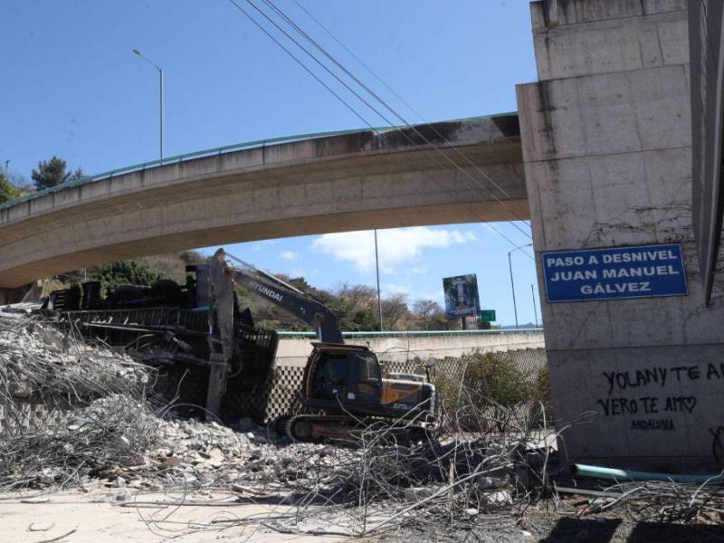 Tras la caída de una de las vigas del paso a desnivel Juan Manuel Gálvez, maquinaria de la Secretaría de Transporte e Infraestructura (SIT) movió maquinaria para demoler la estructura. Luego se retiró la máquina asfaltadora que cayó con el puente.