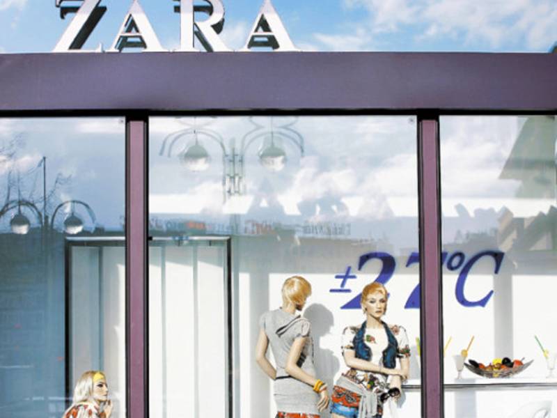 Lampen spiegeln sich im Schaufenster einer Boutique von Zara in Frankfurt am Main am 11.02.2007. Das spanische Modeunternehmen Zara ist mit seinen Filialen weltweit nach GAP und H&M mittlerweile die drittgrößte Fashion-Kette der Welt. Foto: Wolfram Steinberg +++(c) dpa - Report+++