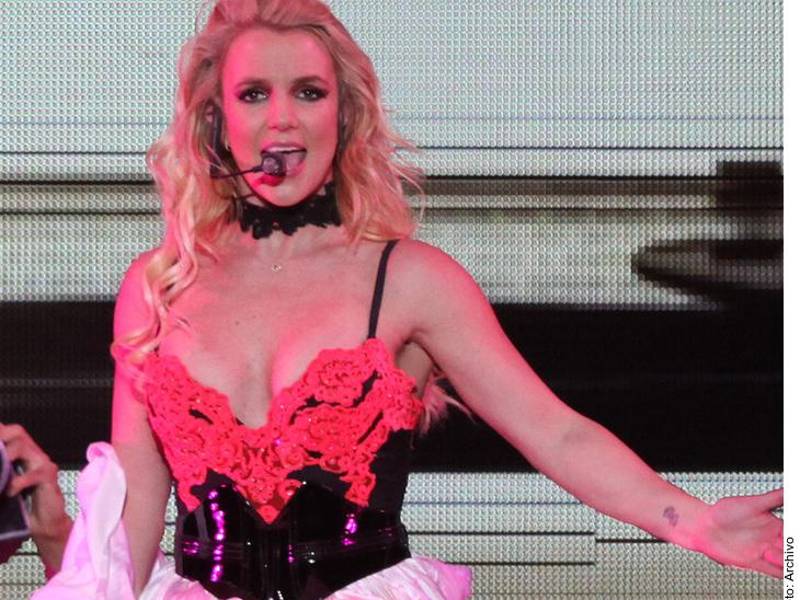 Britney Spears reveló que pensó que su familia la quería matar cuando ejercían poder sobre ella físicamente y sobre sus decisiones, como parte de un relato que compartió en sus memorias “The Woman In Me”. “Estaba cansada y también tenía miedo. Después de que me sujetaran en una camilla, supe que podían inmovilizar mi cuerpo en cualquier momento que quisieran. Podrían haber intentado matarme, pensé. Y empecé a preguntarme si querían matarme”, escribió.