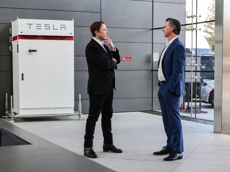Elon Musk junto al gobernador de California, Gavin Newson, en la sede de Tesla en California.