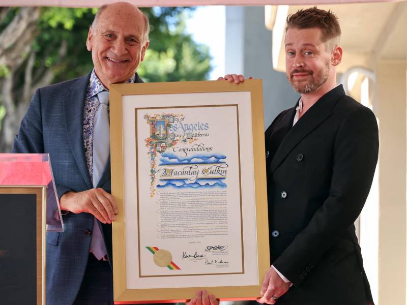 Steve Nissen, CEO del HCC y Macaulay Culkin durante el acto de ceremonia por la develación de la estrella en honor al famoso actor de la película Mi Pobre Angelito o Home Alone.