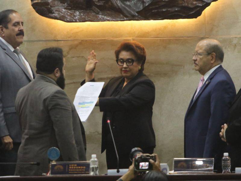 Rebeca Raquel Obando siendo juramentada por el presidente del Congreso Nacional, Luis Redondo.