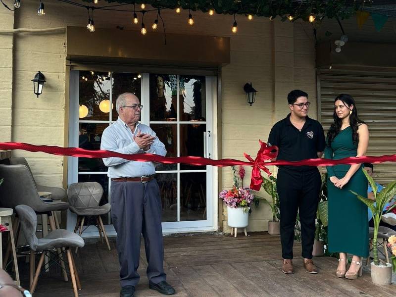 Keyla Raquel y Orlando Josué Rodríguez son dos emprendedores que hace unas semanas cumplieron su sueño de abrir la primera cafetería en El Zapotal, donde han vivido desde que tenían 2 años de edad.