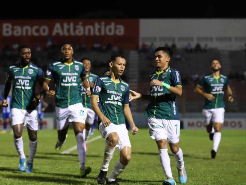 Se disputa el segundo tiempo del duelo entre el Victoria y Marathón en el Estadio Ceibeño.