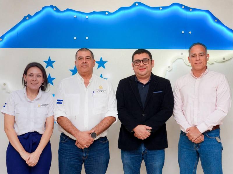 Autoridades del Instituto Nacional de Migración y la Diger tras la firma del convenio que dará vida al carnet digital para extranjeros residentes en Honduras