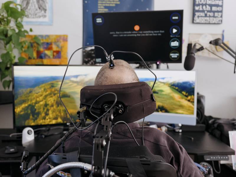 Casey Harrell, quien padece ELA, utiliza una interfaz cerebromáquina para hablar.