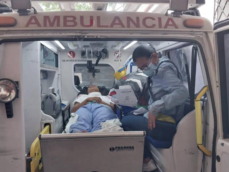 Momento en que trasladan a Yosmari Sarahi Gonzales Andrade, sobreviviente del accidente, a un centro de cuidados especiales para la mujer en Santa Rosa de Copán, donde se recuperará de las lesiones que sufrió en el accidente del bus que trasladaba migrantes.
