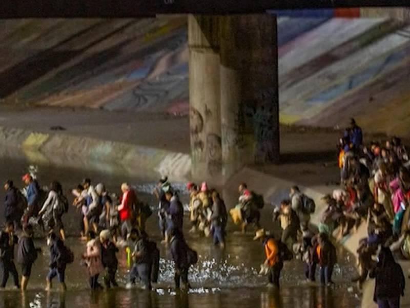 Un grupo de migrantes cruzan la frontera de México con Estados Unidos.