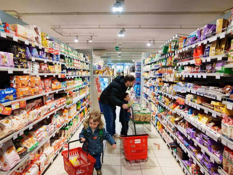 Stefano Baldo hace compras en el supermercado local con dos de sus seis hijos, en Bolzano, Italia, el mes pasado.