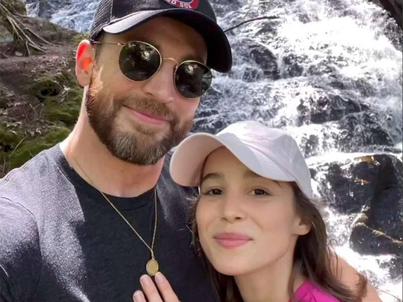 Chris Evans y su esposa, Alba Baptista.