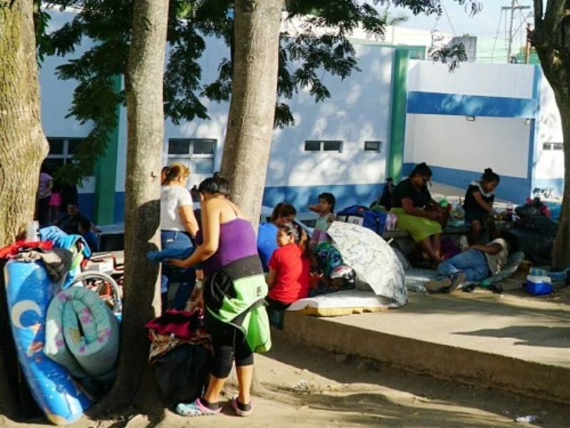 Son las 4:00 de la mañana y las afueras del hospital Mario Rivas de San Pedro Sula comienzan a abarrotarse de hondureños que llegan con el anhelo de que sus dolencias sean atendidas. Todos madrugan para poder lograr un cupo, sobre todo con los especialistas, pues están conscientes de que es el hospital de los pobres y la demanda es grande. Fotos José Cantarero/LA PRENSA.