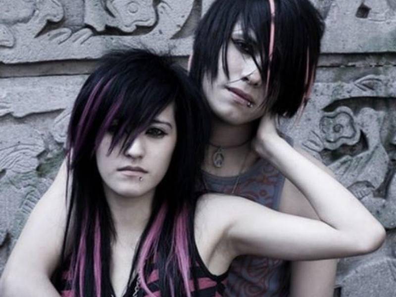 A mediados de los 2000 en San Pedro Sula hubo dos tribus urbanas que marcaron a toda una generación de adolescentes: los Emos y los Punks, movimientos que incluían principalmente a jóvenes de entre 14 y 18 años.