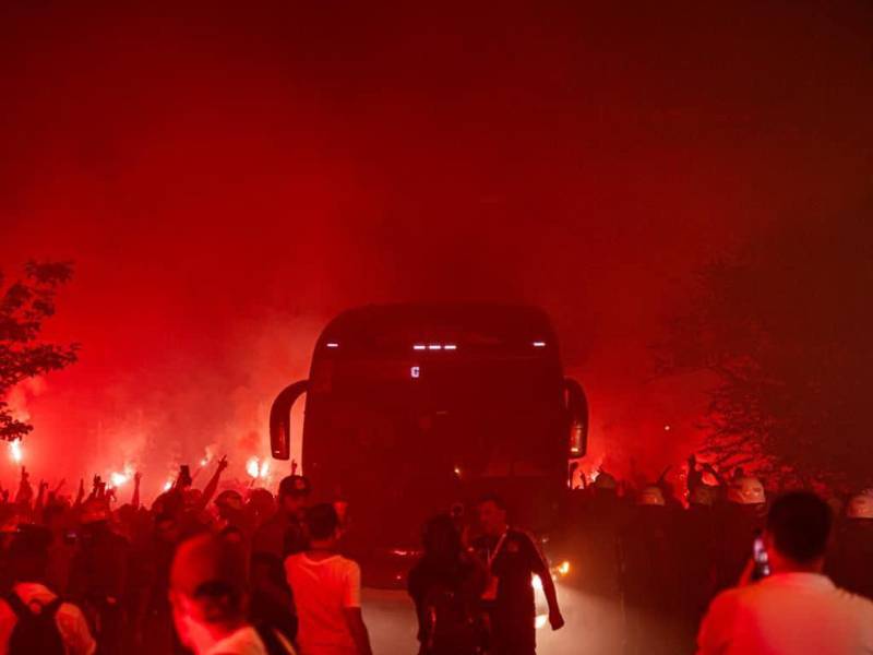 Momento de la llegada del Santos al estadio antes de su juego donde perdieron el descenso.