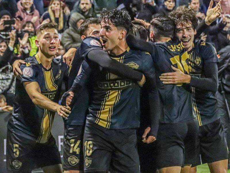 Solde marcó tre tantos y complicó al Barcelona.