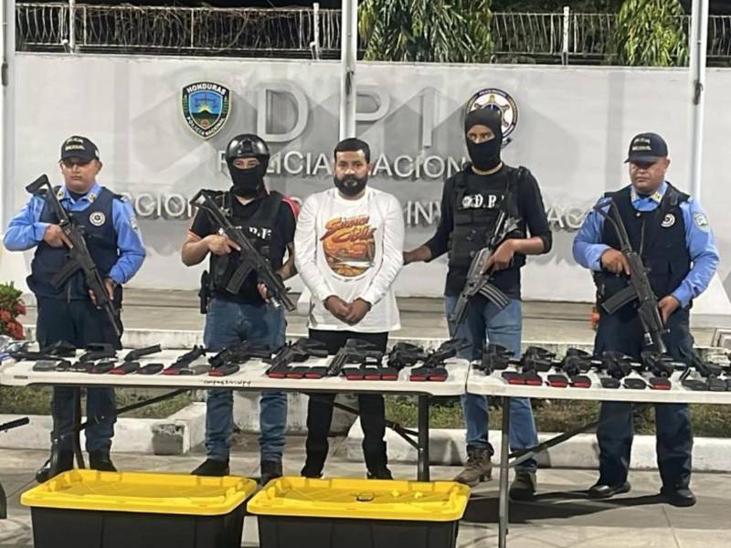 Brayan Enrique Medina Carrasco fue presentado este miércoles junto con el arsenal que le decomisaron.