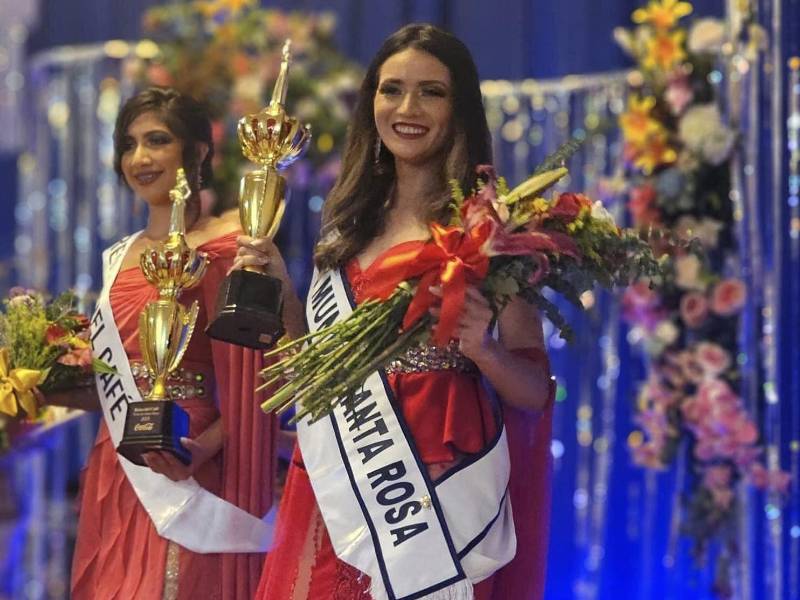 Digna Mejía fue coronada como reina de la Feria Agostina de Santa Rosa de Copán.