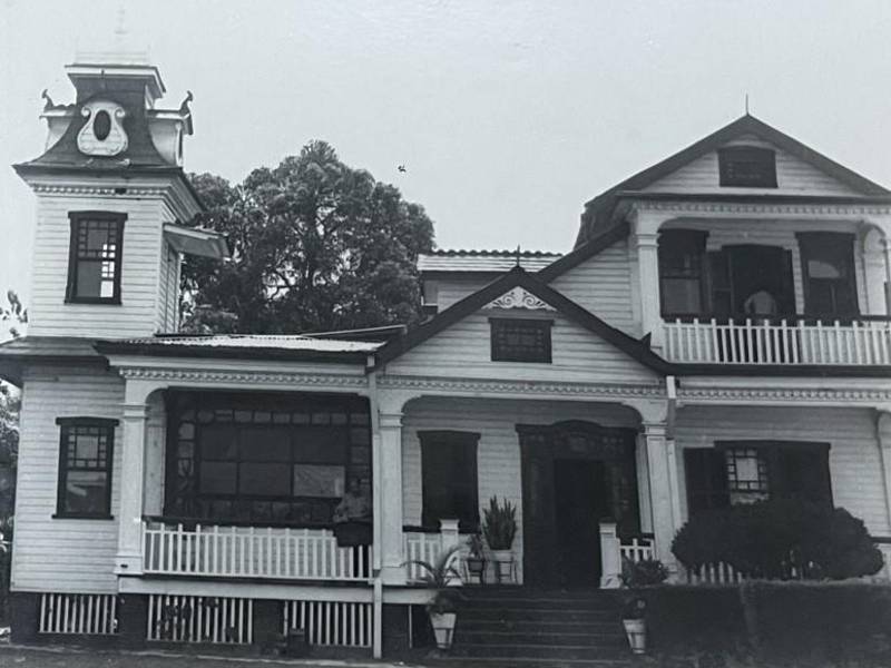 El Club Social del Banco Sogerín era otra de las joyas históricas de la ciudad. De estilo victoriano, el deslumbrante inmueble se construyó en la 8 avenida. Su propietario original fue Juan Quiroz y luego pasó a manos del Banco Sogerín. Según relatos de sampedranos, en este lugar almorzaban los empleados del banco. Se conoció que fue desmantelado y trasladado a Omoa.