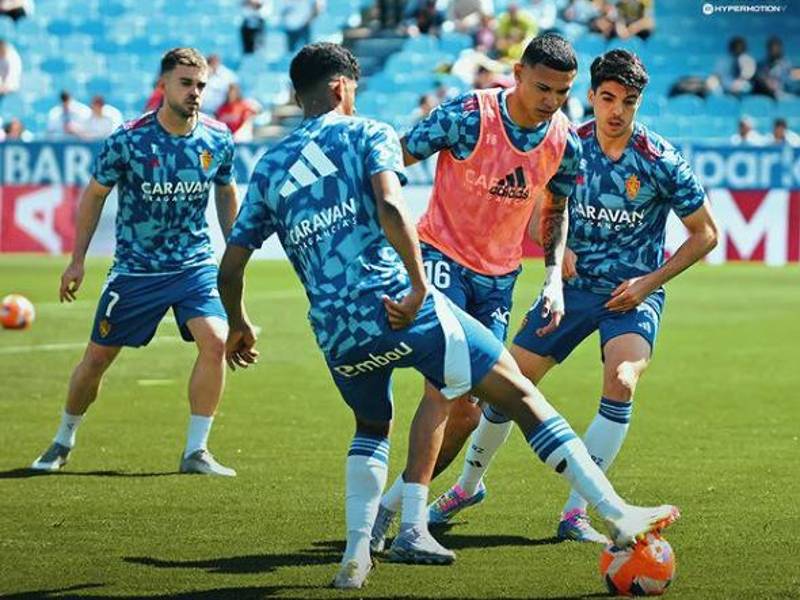 Kervin Arriaga y sus compañeros durante los ejercicios de calentamiento.