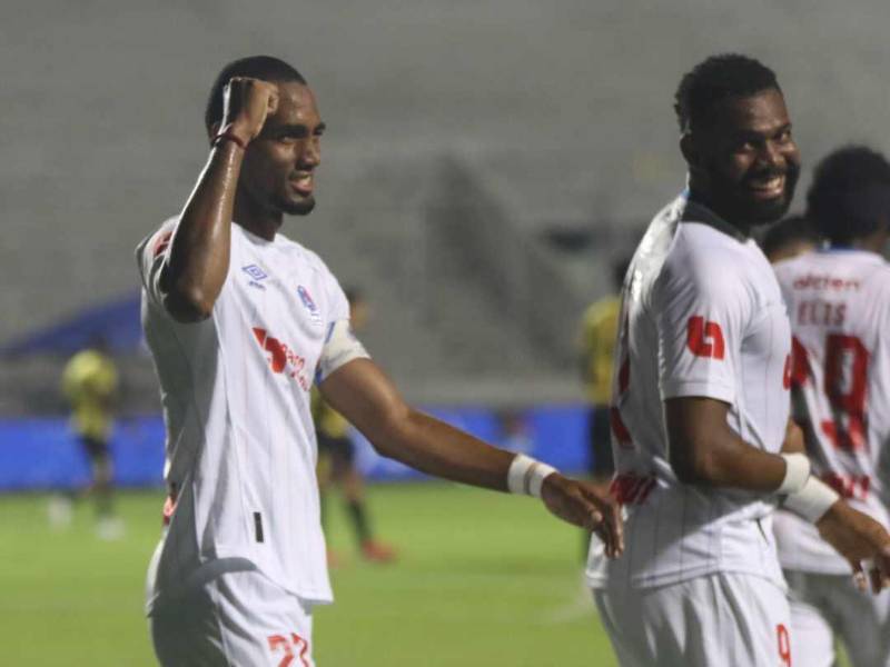 Jerry Bengtson celebrando su anotación, junto a Jorge Benguché.