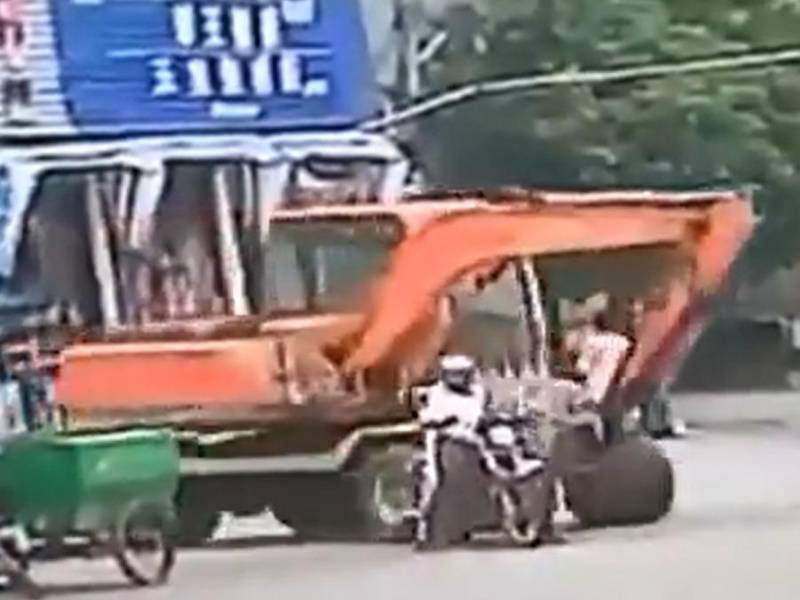 Video: Motociclista muere aplastado por excavadora