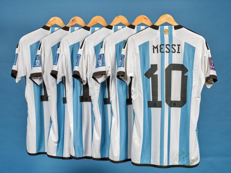 Seis camisetas llevadas por el futbolista argentino Lionel Messi en el Mundial de Qatar 2022 fueron vendidas este jueves en la casa de subastas neoyorquina Sotheby’s por siete millones ochocientos tres mil dólares.