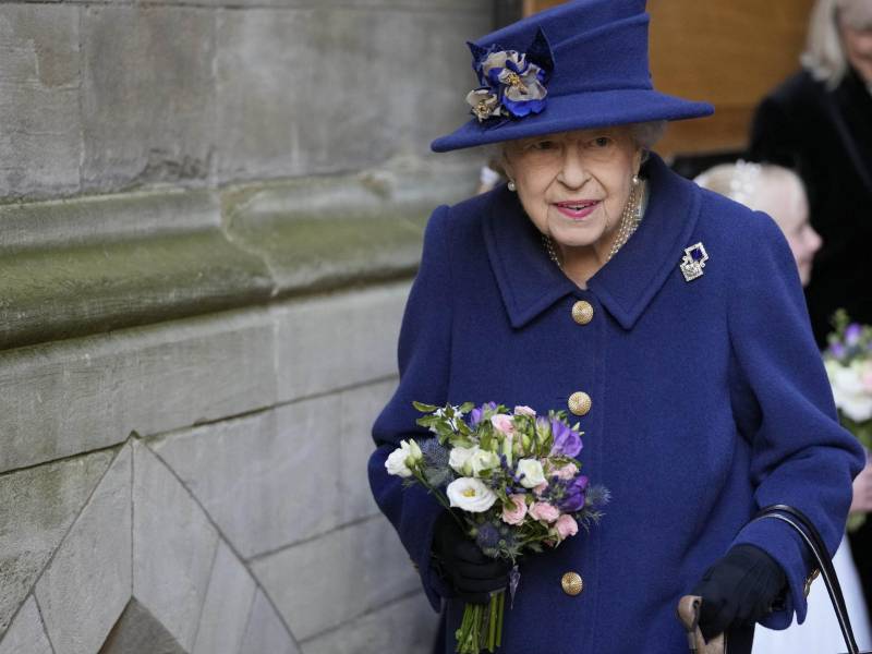 La reina Isabel II suspendió sus actividades tras ser hospitalizada por una noche la semana pasada.