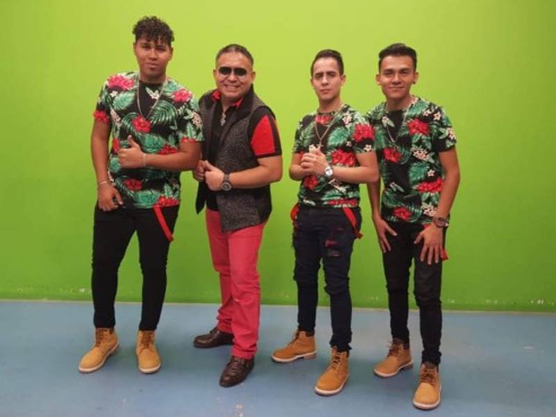 Miguel Rodríguez (chaleco negro), director musical del Grupo Santa Fe, está a cargo del evento y asegura que ofrecerán un show inigualable.