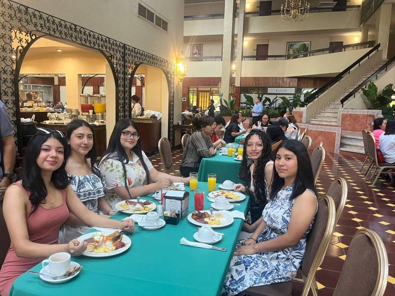 Las chicas al momento de degustar su desayuno en el Hotel Copantl.