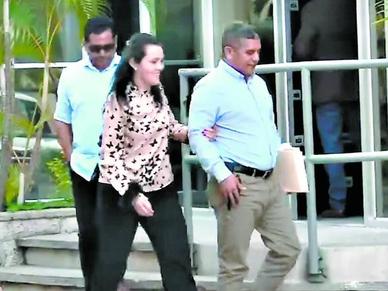 Jennifer Bonilla y Santos Orellana en los tribunales.