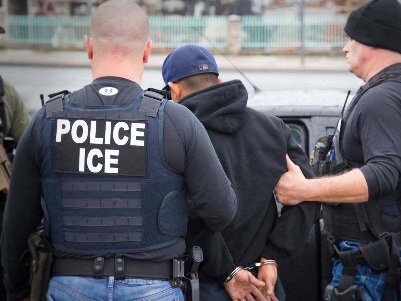 Agentes del ICE durante una redada migratoria.