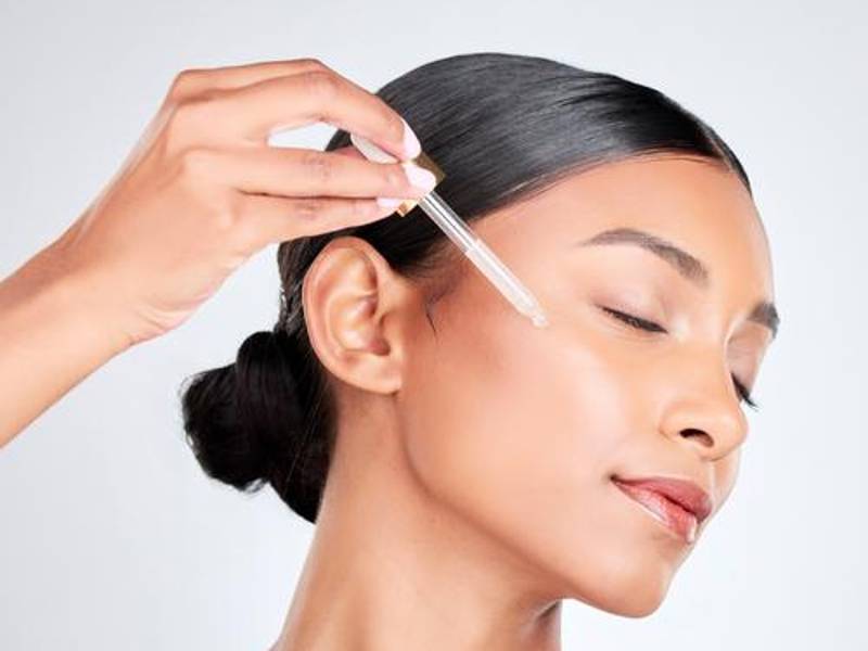 Incorpora el ácido hialurónico a tu rutin de belleza porque actúa sobre arrugas visibles de patas de gallo.