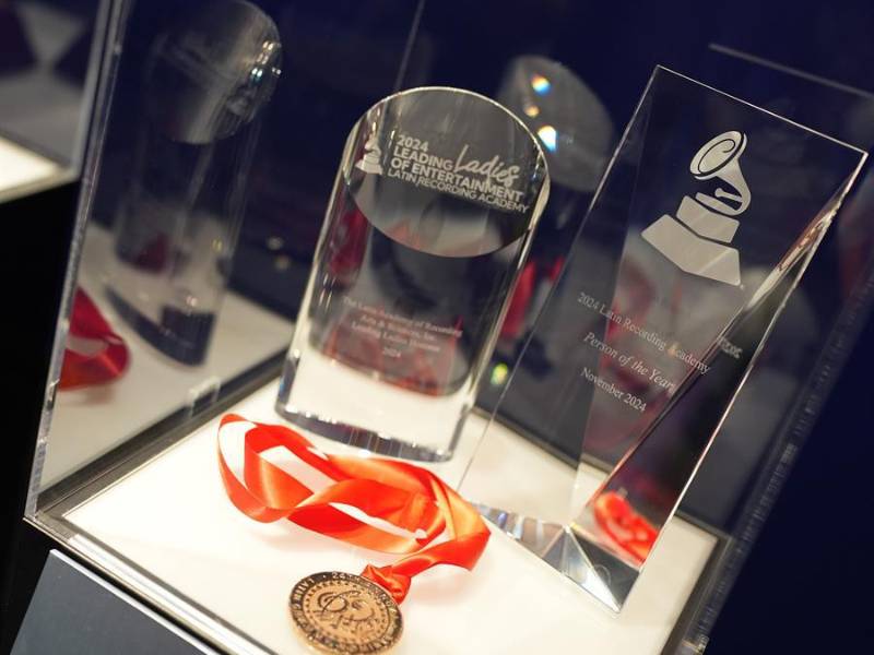 Fotografía cedida por The Paley Center for Media de varios galardones de los Grammy Latinos en la exposición ‘Los Latin Grammys: 25 años de excelencia musical’, que abrió sus puertas al público este viernes.