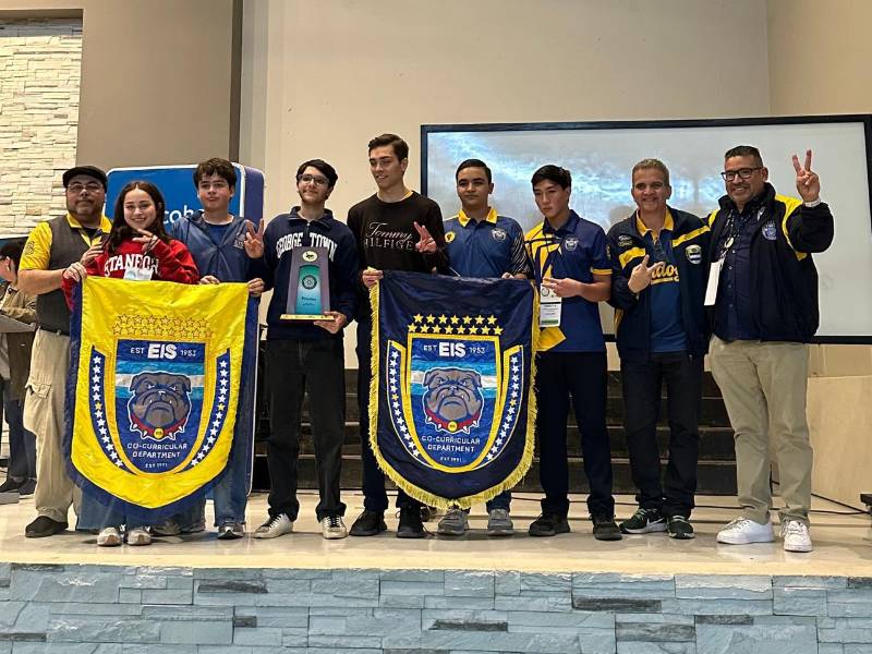 Equipo Campeón Varsity Varsity (11vo a 12vo Grado):Vladimir Lagos (entrenador), Ivana Gonzalez, Anuar Boadla, Alec Farach, Francisco Abufele, Eddis Chen, Juan Santamaria(director Cocurriculares) y Vince Hernández (Coordinador Académico)