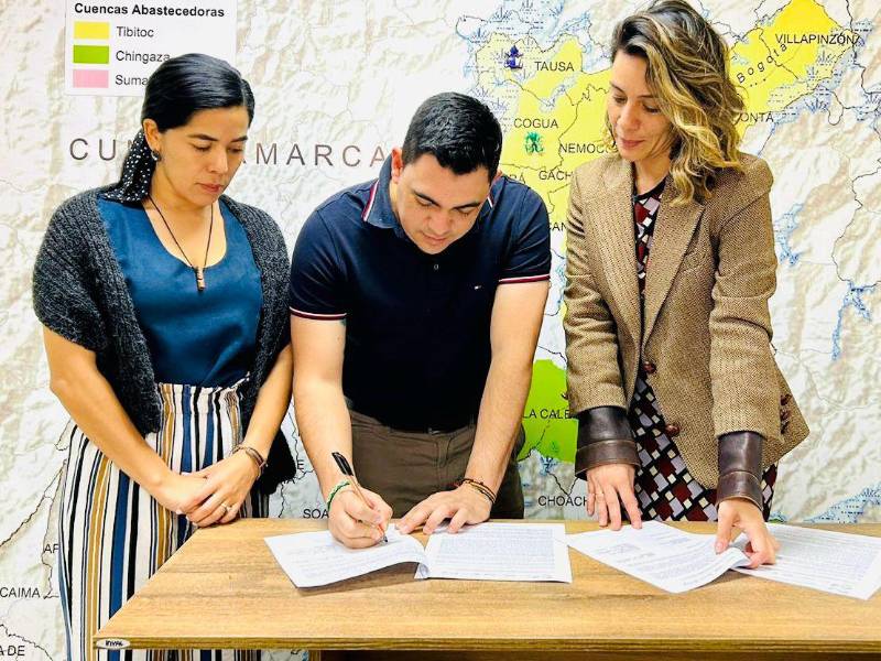 <b>Cristina Reyes y Eris Portela, de la Alianza Hídrica de SPS, firman junto con Andrea Yánez.</b>