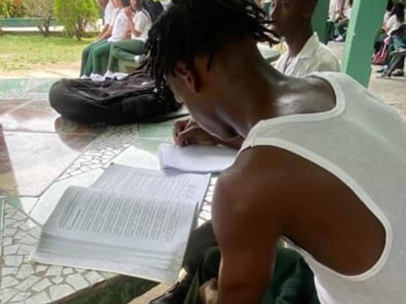 El jovencito Mael Barrios aún es estudiante de secundaria.