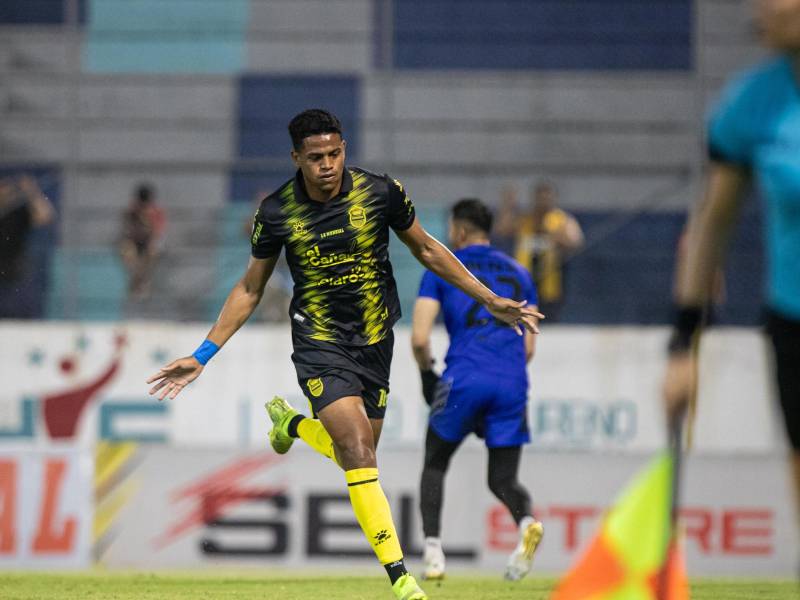 Yeison Moreno festejando tras marcar el gol del triunfo para Real España.