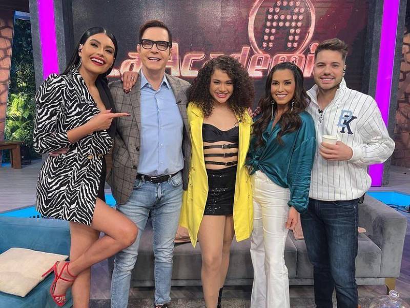 Cesia posa feliz al lado de los conductores de Venga La Alegría