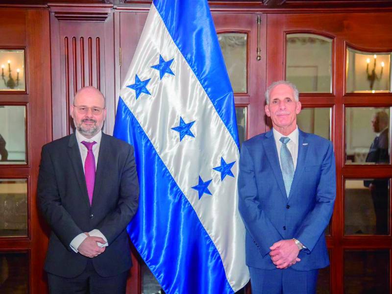 El jefe de la misión del FMI, Emilio Fernández Corajudo y el presidente Nasry Asfura en el salón Morazán de Casa Presidencial.