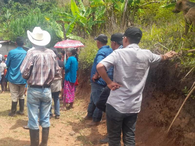 Personas se acercaron al lugar del crimen.