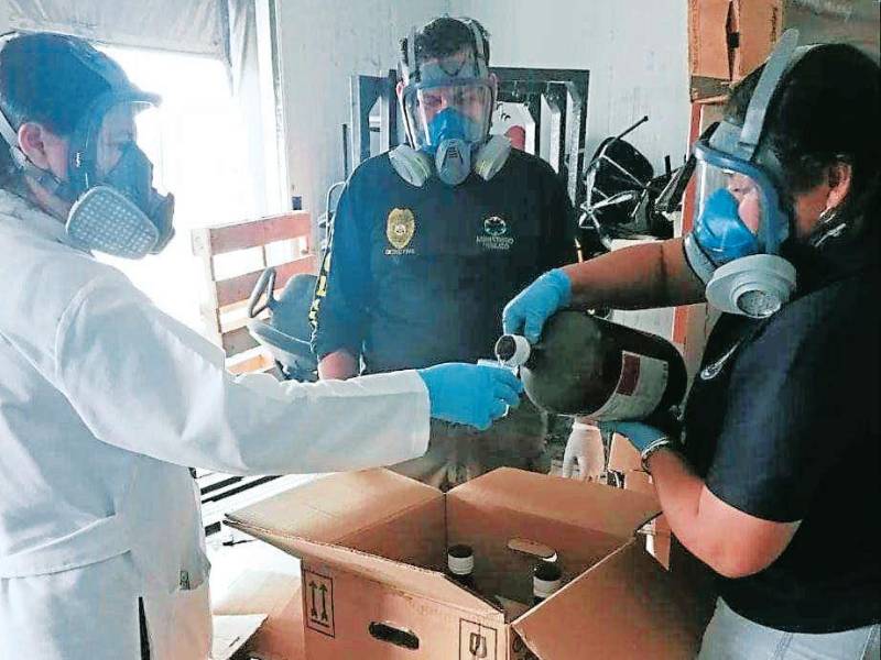 <b><span class=mln_uppercase_mln>Acciones.</span></b> Equipos del Ministerio Público, DLCN y Senasa tomaron muestras de precursores químicos que estaban a la venta.
