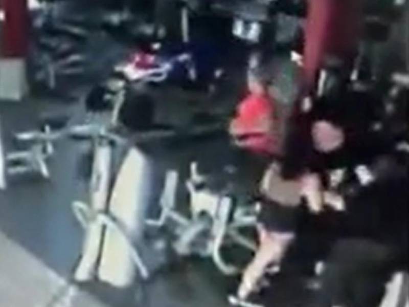 VIDEO: Mujer arrancan dedo a otra peleando una máquina en gimnasio