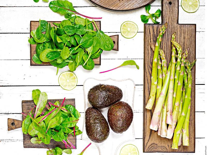 Los vegetales verdes figuran entre los prebióticos que estimulan y fomentan el crecimiento de la flora intestinal.
