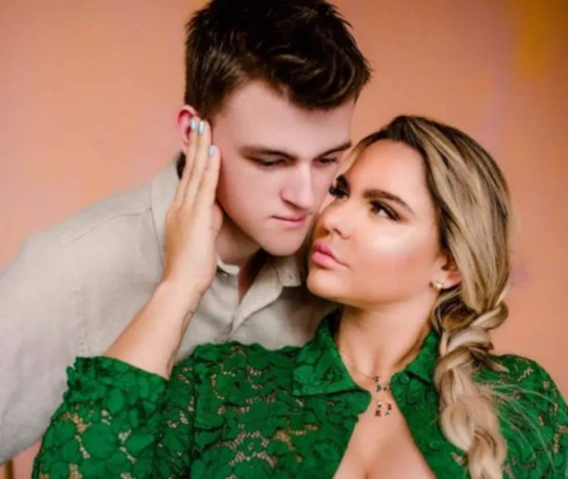 Hijo abre OnlyFans a su madre como negocio familiar y exige parte de las ganancias